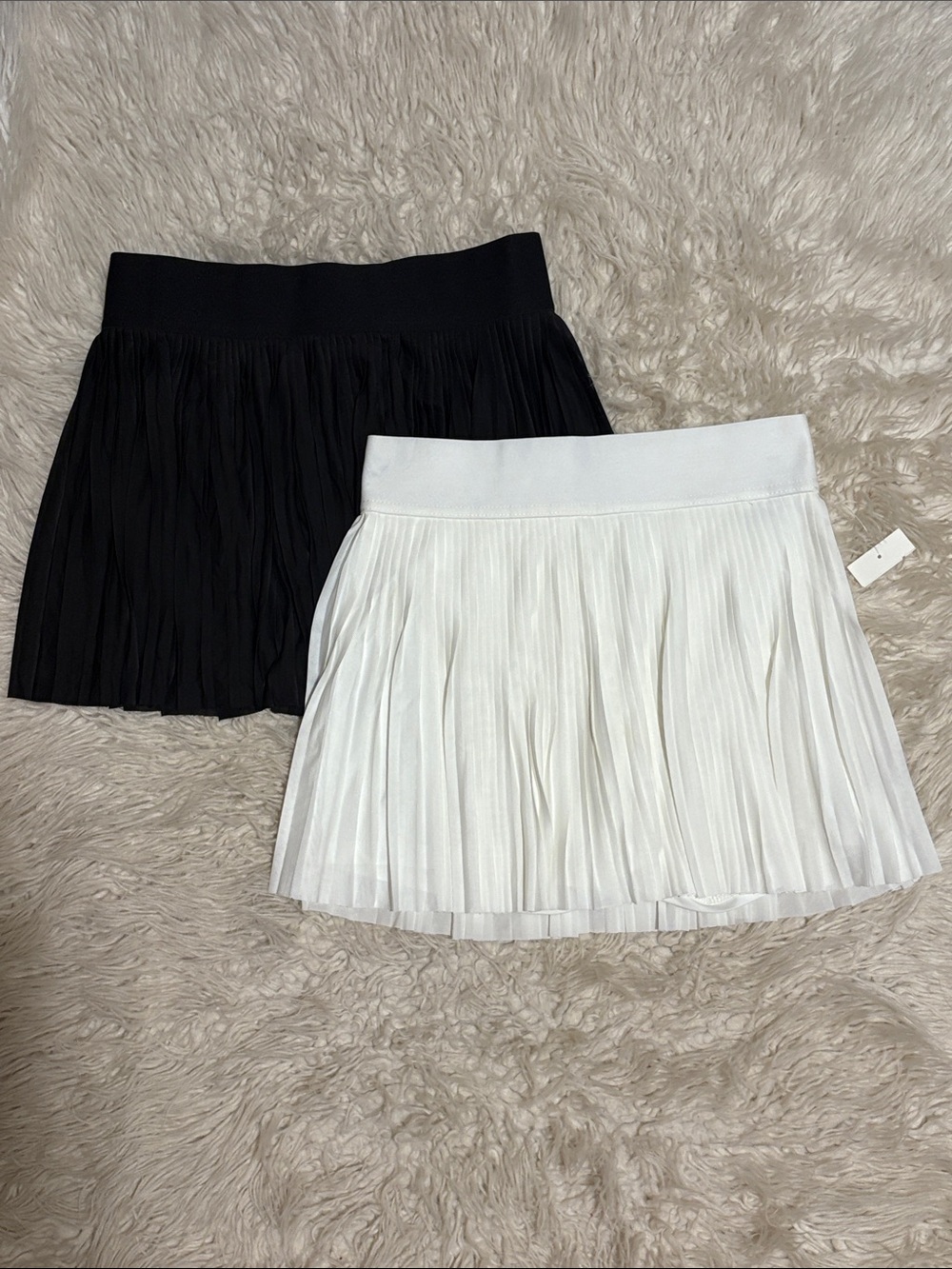Vanilla Star Pleated Mini Skirt Set - Black and White